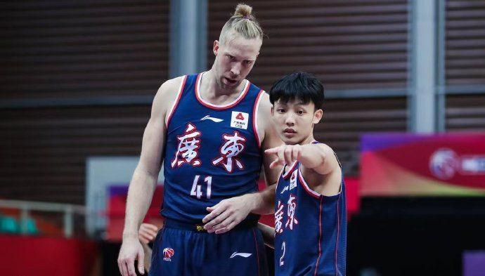包含广东宏远再度力克北京首钢，凭借实力取胜的词条