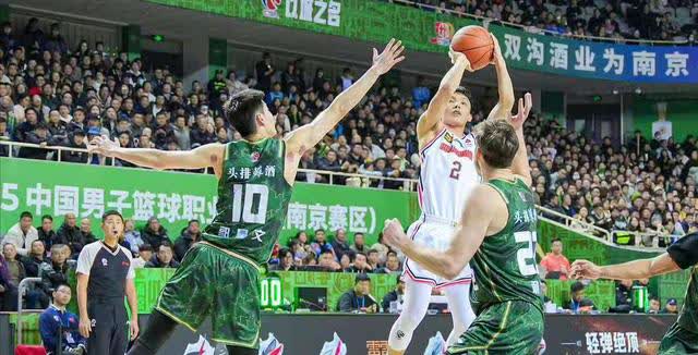 包含大连实德俱乐部在与对手的交锋中取得领先的词条
