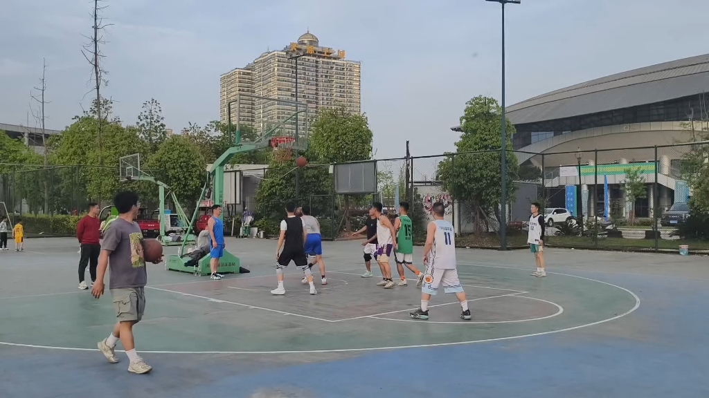 篮球场烽烟再起，充满激情与激烈的对抗